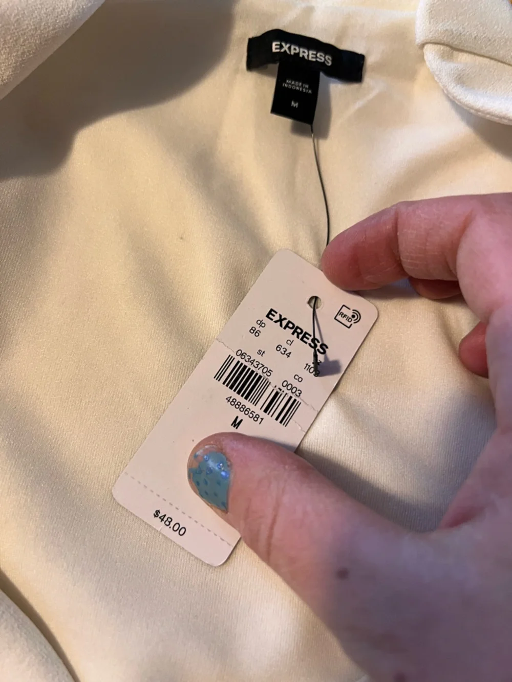 Express White Studio stretch Crepe Sweetheart V-Neck short sleeve Top - Picture 6 of 9